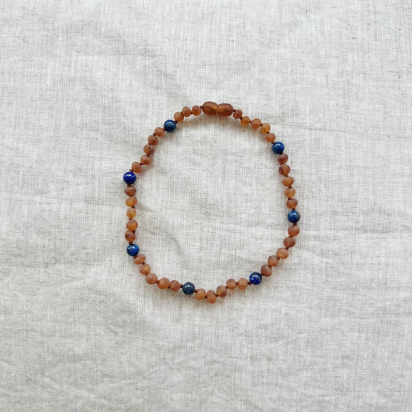 バルト海琥珀(アンバー)ベビーネックレス【ラピスラズリ】